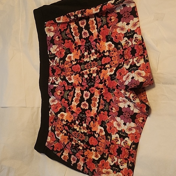 🌺 Nicole Miller Floral Shorts 🌺 - Picture 7 of 8